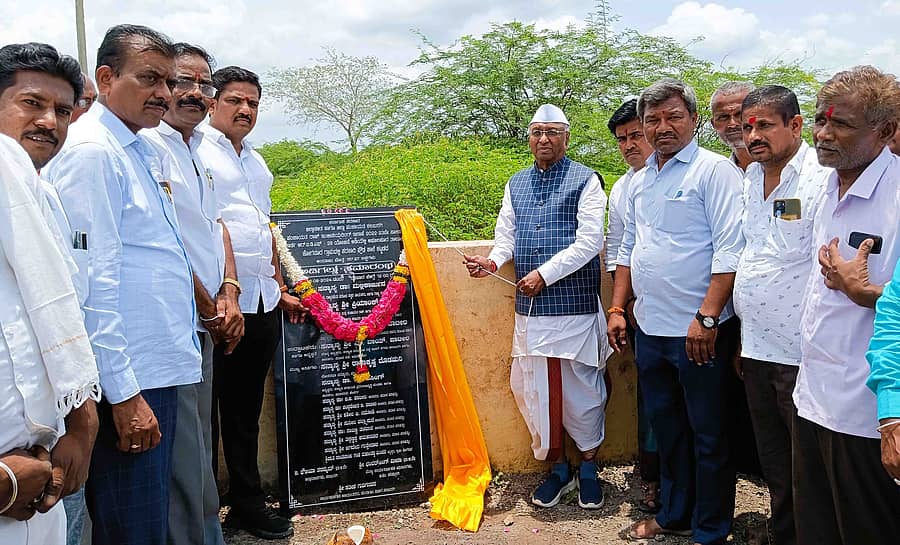 ಅಫಜಲಪುರ ತಾಲ್ಲೂಕಿನ ಕೋಗನೂರು ಗ್ರಾಮದಲ್ಲಿ ಭಾನುವಾರ ಪ್ರೌಢಶಾಲಾ ಕಟ್ಟಡ ಕಾಮಗಾರಿಗೆ ಶಾಸಕ ಎಂ.ವೈ.ಪಾಟೀಲ್‌ ಅಡಿಗಲ್ಲು ನೆರವೇರಿಸಿದರು 