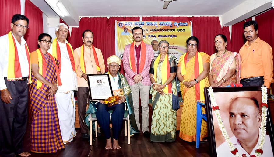 ವಿಜಯನಗರದ ಕನ್ನಡ ಸಾಹಿತ್ಯ ಭವನದಲ್ಲಿ ಪ್ರೊ.ರಾಮೇಗೌಡ (ರಾಗೌ) ಅವರಿಗೆ ಶನಿವಾರ ‘ಪ್ರೊ.ಮಳಲಿ ವಸಂತಕುಮಾರ್ ದತ್ತಿ ಪ್ರಶಸ್ತಿ’ ಪ್ರದಾನ ಮಾಡಲಾಯಿತು. ಪ್ರೊ.ಎಚ್.ಪಿ.ಗೀತಾ, ಡಿ.ಮಾದೇಗೌಡ, ಮಡ್ಡೀಕೆರೆ ಗೋಪಾಲ್, ಪಿ.ಶಿವರಾಜು, ಶಾಂತಾ ಮಳಲಿ ವಸಂತಕುಮಾರ್, ಲತಾ ಮೋಹನ್ ಹಾಜರಿದ್ದರು