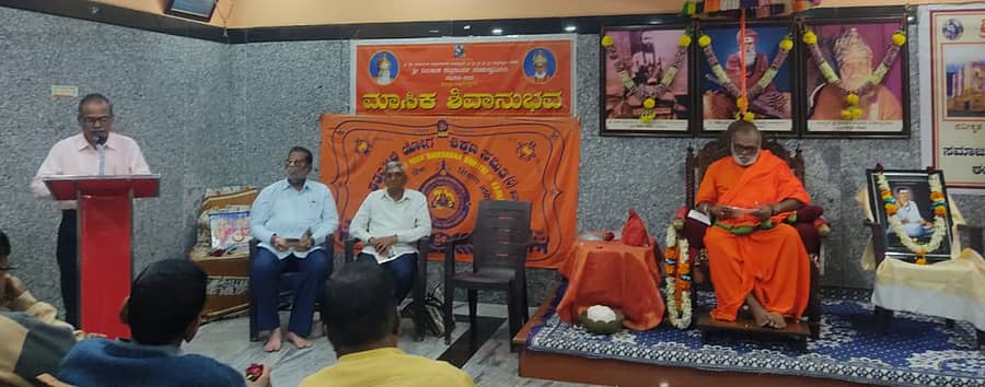 ಬೆಟಗೇರಿಯ ನೀಲಕಂಠ ಮಠದಲ್ಲಿ ನಡೆದ ‘ವಚನ ಶ್ರಾವಣ-2024’ರ ಐದನೇ ದಿನದ ವಚನ ನಿರ್ವಚನ ಕಾರ್ಯಕ್ರಮದಲ್ಲಿ ಪ್ರಾಚಾರ್ಯ ಬಿ.ಬಿ.ಪಾಟೀಲ ಮಾತನಾಡಿದರು