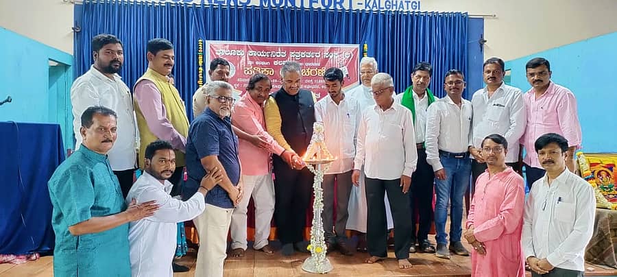 ಕಲಘಟಗಿಯ ತಾಲ್ಲೂಕು ಕಾರ್ಯನಿರತ ಪತ್ರಕರ್ತರ ಸಂಘದಿಂದ ಸ್ಥಳೀಯ ಗುಡ್ ನ್ಯೂಸ್ ಪಿಯು ಕಾಲೇಜಿನ ಸಭಾ ಭವನದಲ್ಲಿ ತಾಲ್ಲೂಕು ಕಾರ್ಯನಿರತ ಪತ್ರಕರ್ತರ ಸಂಘದಿಂದ ಶನಿವಾರ ಆಯೋಜಿಸಿದ್ದ ಸ್ವರ್ಣಾ ಗ್ರೂಪ್ ಆಫ್ ಕಂಪನಿ ಮಾಲೀಕ ಡಾ.ಪ್ರಸಾದ್ ಉದ್ಘಾಟಿಸಿದರು