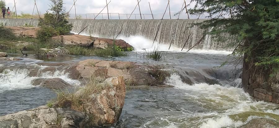 ಮಳೆಯಿಂದಾಗಿ ಮುಳಬಾಗಿಲು ತಾಲ್ಲೂಕಿನ ನಂಗಲಿ ಕೆರೆಯು ಭರ್ತಿಯಾಗಿ ಕೋಡಿ ಹರಿದು ಹೆಚ್ಚುವರಿ ನೀರು ಆಂಧ್ರಪ್ರದೇಶದ ಕಡೆಗೆ ಹೋಗುತ್ತಿರುವುದು