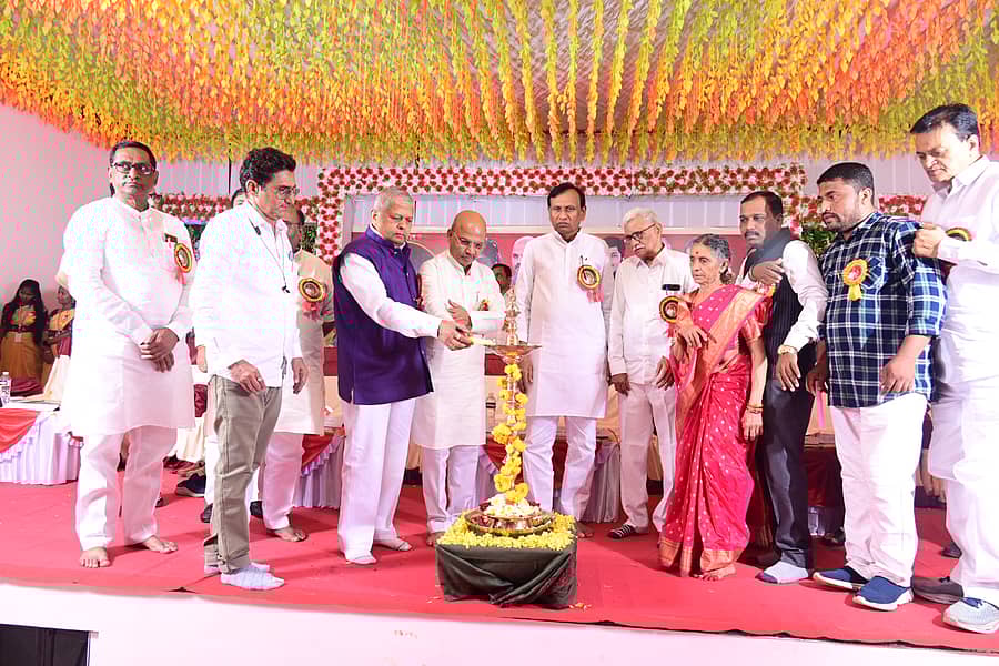 ಚಿತ್ರ ಭಾಲ್ಕಿ ತಾಲ್ಲೂಕಿನ ವಳಸಂಗ ಕ್ರಾಸ್(ಅಂಬೆಸಾಂಗವಿ) ಬಳಿಯ ವಿ.ಡಿ.ಜಗತಾಪ ಫಂಕ್ಷನ್ ಹಾಲ್ನಲ್ಲಿ ಹಮ್ಮಿಕೊಂಡಿದ್ದ ನಿವೃತ್ತ ಜಂಟಿ ನಿರ್ದೇಶಕ ಡಿ.ಜಿ.ಜಗತಾಪ ಅವರ ಅಮೃತ ಮಹೋತ್ಸವ, ಯಶೋಧನ ಗ್ರಂಥ ಬಿಡುಗಡೆ ಸಮಾರಂಭವನ್ನು ಸಚಿವ ಡಾ.ಶರಣಪ್ರಕಾಶ ಪಾಟೀಲ ಉದ್ಘಾಟಿಸಿದರು