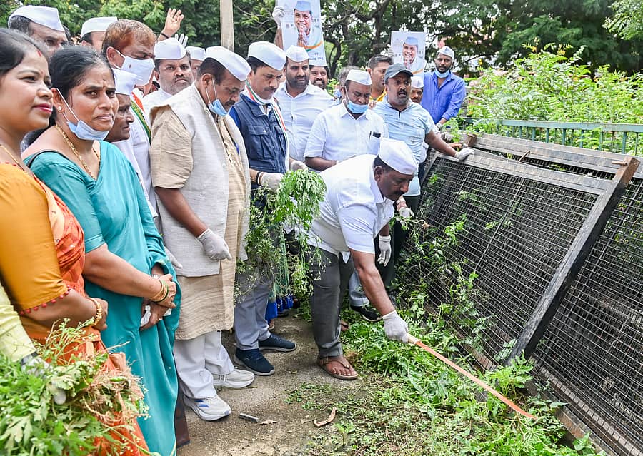 ಮುಖ್ಯಮಂತ್ರಿ ಸಿದ್ದರಾಮಯ್ಯ ಅವರ 77ನೇ ಜನ್ಮದಿನಾಚರಣೆ ಪ್ರಯುಕ್ತ ಕೆ.ಆರ್.ಆಸ್ಪತ್ರೆಯಲ್ಲಿ ಮೈಸೂರು ನಗರ ಹಾಗೂ ಗ್ರಾಮಾಂತರ ಜಿಲ್ಲಾ ಕಾಂಗ್ರೆಸ್ ಸಮಿತಿಯು ಆಯೋಜಿಸಿದ್ದ ಸ್ವಚ್ಚತಾ ಶ್ರಮದಾನಕ್ಕೆ ಶಾಸಕ ಕೆ.ಹರೀಶ್ಗೌಡ ಚಾಲನೆ ನೀಡಿದರು