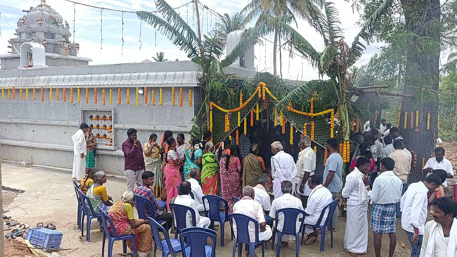 ಬೇತಮಂಗಲ ಸಮೀಪದ ತೊಂಗಲಕುಪ್ಪ ಗ್ರಾಮದಲ್ಲಿ ನೂತನವಾಗಿ ನಿರ್ಮಿಸಿರುವ ದೇವಾಲಯದಲ್ಲಿ ಚೌಡೇಶ್ವರಿ ದೇವಿಯ ಪ್ರತಿಷ್ಠಾಪನೆ ನಡೆಯಿತು