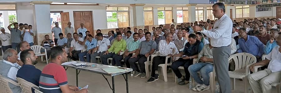 ಸೋಮವಾರಪೇಟೆ ಒಕ್ಕಲಿಗರ ಸಮೂದಾಯಭವನದಲ್ಲಿ ನಡೆದ ಸಭೆಯಲ್ಲಿ 40 ಗ್ರಾಮಗಳ ಅಧ್ಯಕ್ಷರು ಮತ್ತು ವಿವಿಧ ಸಂಘಸಂಸ್ಥೆಗಳ ಪದಾಧಿಕಾರಿಗಳು ಭಾಗವಹಿಸಿ ಸಿ ಮತ್ತು ಡಿ ಜಾಗ ಒತ್ತುವರಿ ತೆರವು ಬಗ್ಗೆ ಚರ್ಚೆ ನಡೆಸಿದರು. ಶಾಸಕ ಡಾ. ಮಂತರ್ ಗೌಡ, ಎಸ್.ಜಿ.ಮೇದಪ್ಪ,  ಕೆ.ಬಿ. ಸುರೇಶ್, ಬಿ.ಜೆ. ದೀಪಕ್ ಇದ್ದರು.