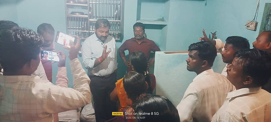 ಪೋಟೋ12ಎನ್ಎಲ್ಟಿ1 ನಾಲತವಾಡ: ಸ್ಥಳೀಯ 4ನೇ ಅಂಗನವಾಡಿ ಕೇಂದ್ರದ ಅವ್ಯವಸ್ಥೆ ಪರಿಶೀಲನೆ ನಡೆಸಿದ ಸಿಡಿಪಿಒ ಕುಂಬಾರ ಕಾರ್ಯಕರ್ತೆ, ಸಹಾಯಕಿಯನ್ನು ತರಾಟೆಗೆ ತಗೆದುಕೊಂಡರು.