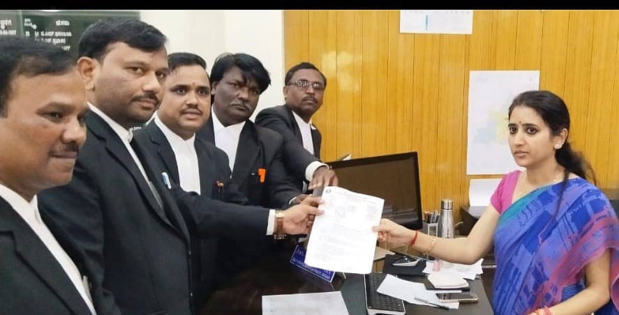 ಜಿಲ್ಲಾ ವಕೀಲರ ಸಂಘದ ಪದಾಧಿಕಾರಿಗಳು ಬೀದರ್ನಲ್ಲಿ ಸೋಮವಾರ ಜಿಲ್ಲಾಧಿಕಾರಿ ಶಿಲ್ಪಾ ಶರ್ಮಾ ಅವರಿಗೆ ಮನವಿ ಪತ್ರ ಸಲ್ಲಿಸಿದರು
