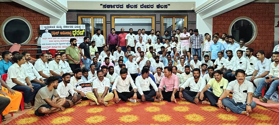 ಬೈಂದೂರು ತಾಲ್ಲೂಕು ಆಡಳಿದ ಸೌಧದ ಮುಂಭಾಗದಲ್ಲಿ ಶಾಸಕ ಗುರುರಾಜ ಗಂಟಿಹೊಳೆ ಕಾರ್ಯಕರ್ತರೊಂದಿಗೆ ಧರಣಿ ನಡೆಸಿದರು