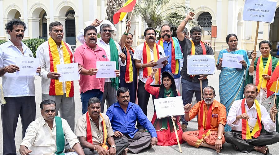 ಮುಡಾ ಹಗರಣವನ್ನು ಸಿಬಿಐ ತನಿಖೆಗೆ ವಹಿಸಬೇಕು ಎಂದು ಆಗ್ರಹಿಸಿ ಕರ್ನಾಟಕ ಸೇನಾ ಪಡೆ ಸದಸ್ಯರು ನಗರದ ಹಳೆ ಜಿಲ್ಲಾಧಿಕಾರಿ ಕಚೇರಿ ಸಮೀಪ ಪ್ರತಿಭಟನೆ ನಡೆಸಿದರು