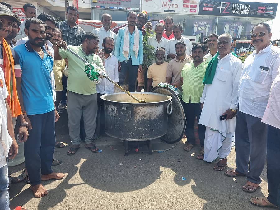 ಮುಧೋಳದಲ್ಲಿ ನೆರೆ ಸಂತ್ರಸ್ಥರು ಪ್ರತಿಭಟನೆ ನಡೆಸಿ ರಾಜ್ಯ ಹೆದ್ದಾರಿಯಲ್ಲಿ ಅಡುಗೆ ಮಾಡುತ್ತಿರುವುದು
