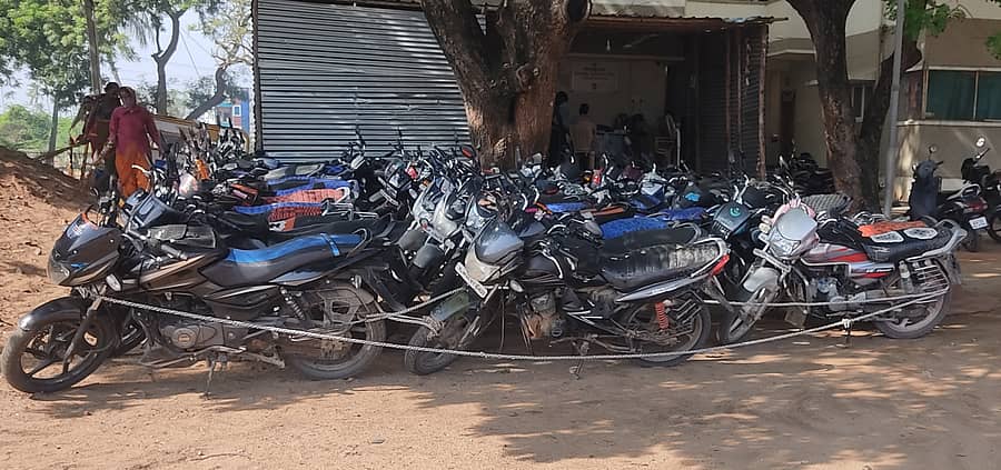 ಜಪ್ತಿ ಮಾಡಿದ ಬೈಕ್ಗಳನ್ನು ಜಾಲಹಳ್ಳಿ ಪೊಲೀಸ್ ಠಾಣೆ ಆವರಣದಲ್ಲಿ ನಿಲ್ಲಿಸಿರುವುದು