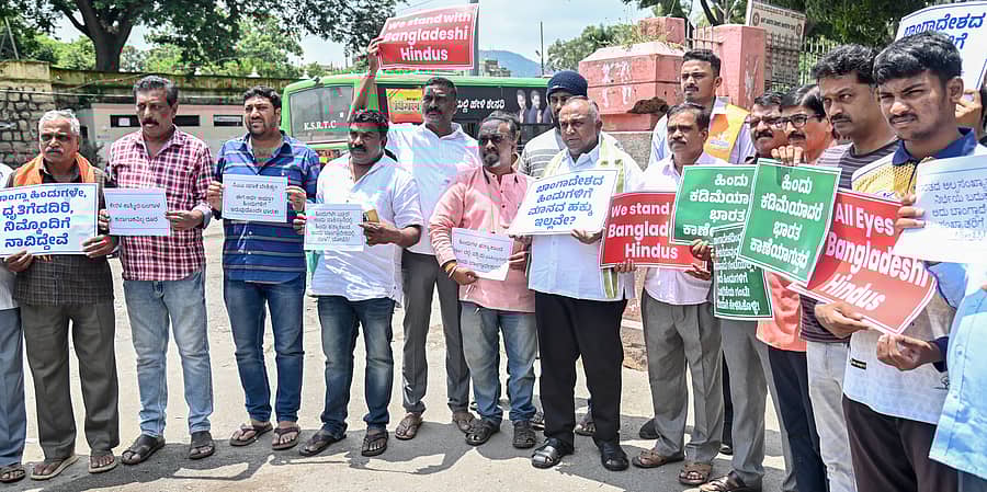 <div class="paragraphs"><p>ಬಾಂಗ್ಲಾದೇಶದಲ್ಲಿ ಹಿಂದೂಗಳ ಮೇಲೆ ನಡೆಯುತ್ತಿರುವ ದೌರ್ಜನ್ಯ ಖಂಡಿಸಿ ಕೃಷ್ಣರಾಜ ಕ್ಷೇತ್ರದ ಬಿಜೆಪಿ ಕಾರ್ಯಕರ್ತರು ಶಾಸಕ ಟಿ.ಎಸ್.ಶ್ರೀವತ್ಸ ನೇತೃತ್ವದಲ್ಲಿ ನಗರ ಬಸ್ ನಿಲ್ದಾಣದಲ್ಲಿ ಸೋಮವಾರ ಪ್ರತಿಭಟನೆ ನಡೆಸಿದರು </p></div>