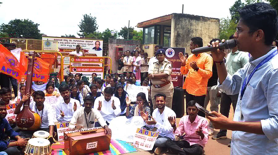 ಹುಬ್ಬಳ್ಳಿಯ ಗಂಗೂಬಾಯಿ ಹಾನಗಲ್ ಶಾಸ್ತ್ರೀಯ ಸಂಗೀತ ಗುರುಕುಲ ಮಾದರಿ ಕೇಂದ್ರದ ಎದುರು ವಿದ್ಯಾರ್ಥಿಗಳು ಸಂಗೀತ ಪ್ರಸ್ತುತ ಪಡಿಸುವ ಮೂಲಕ ಪ್ರತಿಭಟನೆ ನಡೆಸಿದರು