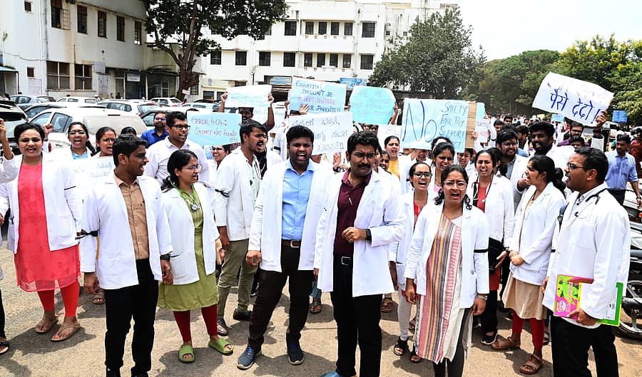 ಹುಬ್ಬಳ್ಳಿ ಕಿಮ್ಸ್ ಆಸ್ಪತ್ರೆ ಆವರಣದಲ್ಲಿ ಸೋಮವಾರ ಕಿರಿಯ ವೈದ್ಯರು ಬೇಡಿಕೆ ಈಡೇರಿಕೆಗೆ ಆಗ್ರಹಿಸಿ ಪ್ರತಿಭಟನೆ ನಡೆಸಿದರು
