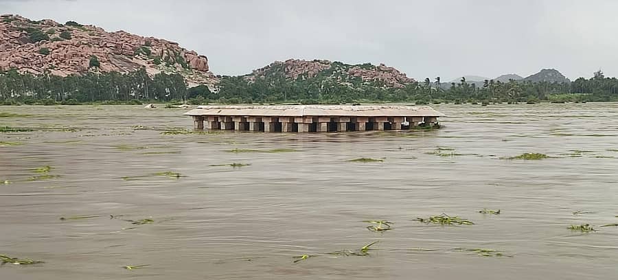 ಗಂಗಾವತಿ ತಾಲ್ಲೂಕಿನ ಆನೆಗೊಂದಿ ಬಳಿ ಇರುವ 64 ಸಾಲಿನ ಕಲ್ಲಿನ ಮಂಟಪ ಮುಳುಗುವ ಹಂತ ತಲುಪಿರುವುದು