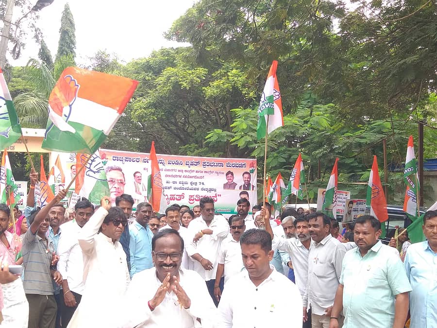 ಧಾರವಾಡದ ಜಿಲ್ಲಾಧಿಕಾರಿ ಕಚೇರಿ ಎದುರು ಕಾಂಗ್ರೆಸ್ ಕಾರ್ಯಕರ್ತರು ಸೋಮವಾರ ಪ್ರತಿಭಟನೆ ನಡೆಸಿದರು