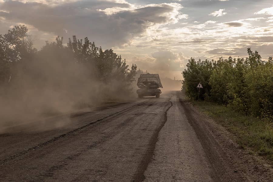 ಉಕ್ರೇನ್–ರಷ್ಯಾ ಗಡಿ ಭಾಗದ ಸುಮಿ ಪ್ರದೇಶದಲ್ಲಿ ಉಕ್ರೇನ್ ಸೇನಾ ವಾಹನ ಚಲಿಸಿತು –ಎಎಫ್ಪಿ ಚಿತ್ರ