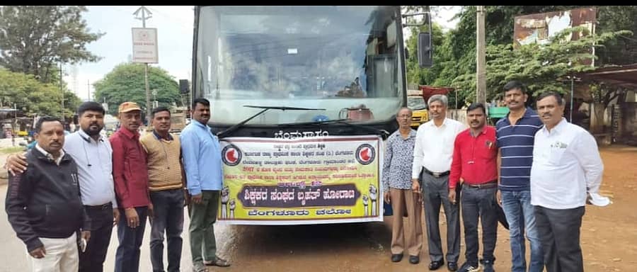 ಬೆಂಗಳೂರಿನಲ್ಲಿ ವಿವಿಧ ಬೇಡಿಕೆಗಳ ಈಡೇರಿಕೆಗೆ ಒತ್ತಾಯಿಸಿ ಪ್ರಾಥಮಿಕ ಶಾಲಾ ಶಿಕ್ಷಕರು ಹಮ್ಮಿಕೊಂಡಿರುವ ಪ್ರತಿಭಟನೆಗೆ ದೇವನಹಳ್ಳಿಯಿಂದ ತೆರಳಿದ ಶಿಕ್ಷಕರು