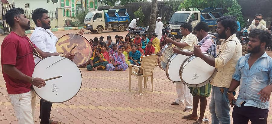 ಶಿಗ್ಗಾವಿ ತಾಲ್ಲೂಕಿನ ಬಂಕಾಪುರ ಪಟ್ಟಣದ ಅಂಬೇಡ್ಕರ ನಗರದಲ್ಲಿನ ಚರ್ಮದ ಮಂಡಿಯನ್ನು ಸ್ಥಳಾಂತರಿಸಿ ಸ್ವಚ್ಚತೆ ಕಾರ್ಯ ಕೈಗೊಳ್ಳಬೇಕೆಂದು ಆಗ್ರಹಿಸಿ ಅಲ್ಲಿನ ನಿವಾಸಿಗಳು, ಸಾರ್ವಜನಿಕರು ಪುರಸಭೆ ಮುಂದೆ ಸೋಮವಾರ ಹಲಗೆ ಬಾರಿಸಿ ಪ್ರತಿಭಟನೆ ನಡೆಸಿದರು.