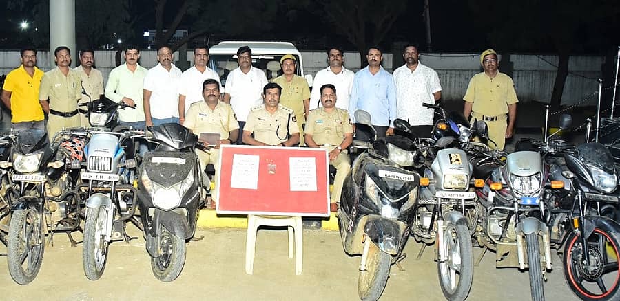 ಅಫಜಲಪುರ ಪೊಲೀಸ್ ಠಾಣೆಯಲ್ಲಿ ವಶಪಡಿಸಿಕೊಂಡು ಮೋಟಾರ್ ಬೈಕ್ ಹಾಗೂ ಚಿನ್ನದ ವಸ್ತುಗಳನ್ನು ಪ್ರದರ್ಶಿಸಲಾಯಿತು