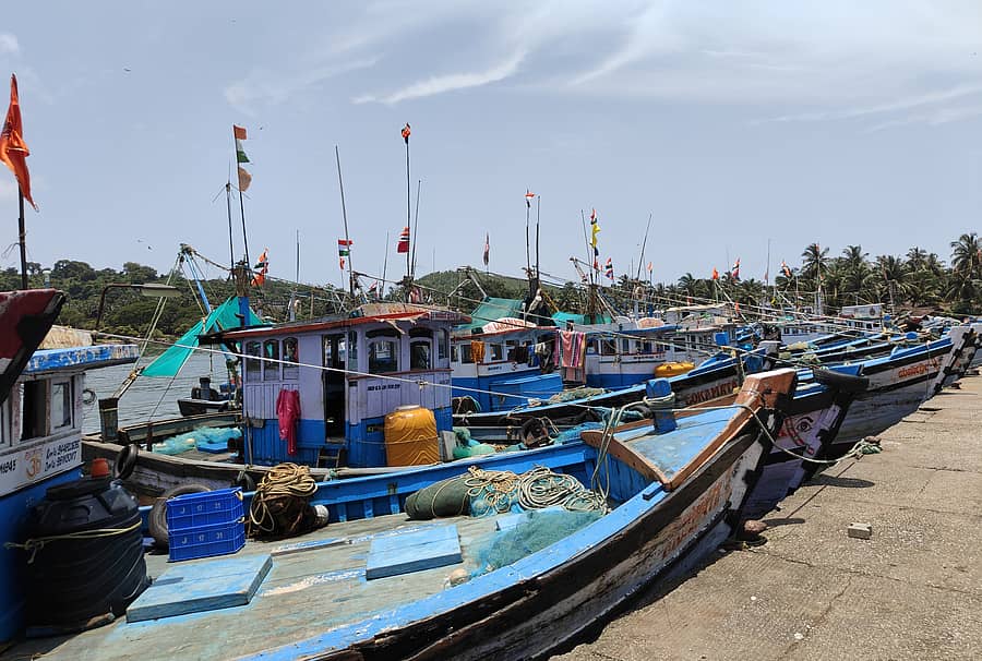 ಕಾರವಾರದ ಬೈತಕೋಲ ಮೀನುಗಾರಿಕಾ ಬಂದರಿನಲ್ಲಿ ಟ್ರಾಲ್ ಬೋಟ್ಗಳು ಲಂಗರು ಹಾಕಿರುವುದು.