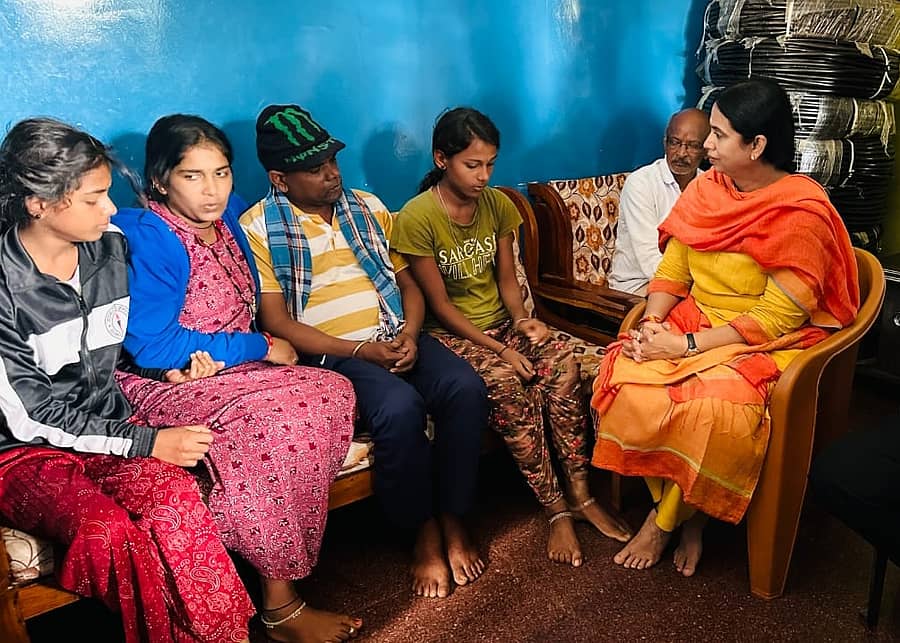 ಬೆಳಗಾವಿ ತಾಲ್ಲೂಕಿನ ಮಾರ್ಕಂಡೇಯ ನಗರದಲ್ಲಿರುವ ಮೃತ ಕಾರ್ಮಿಕ ಯಲಗೊಂಡ ಅವರ ಮನೆಗೆ ಸೋಮವಾರ ಭೇಟಿ ನೀಡಿದ ಸಚಿವೆ ಲಕ್ಷ್ಮಿ ಹೆಬ್ಬಾಳಕರ ಅವರು, ಮೃತರ ತಂದೆ ಹಾಗೂ ಸಹೋದರಿಯರಿಗೆ ಸಾಂತ್ವನ ಹೇಳಿದರು