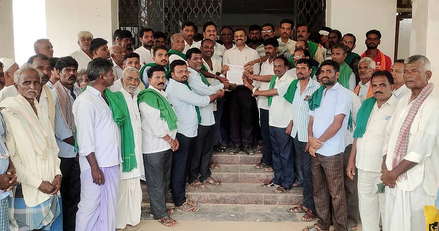 ವಿವಿಧ ಬೇಡಿಕೆಗಳನ್ನು ಈಡೇರಿಸುವಂತೆ ಒತ್ತಾಯಿಸಿ ಕರ್ನಾಟಕ ರಾಜ್ಯ ರೈತ ಸಂಘ ಹಾಗೂ ಹಸಿರು ಸೇನೆ ಪದಾಧಿಕಾರಿಗಳು ಸವಣೂರು ಪಟ್ಟಣದ ಕಂದಾಯ ಇಲಾಖೆ ಮುಂಭಾಗದಲ್ಲಿ ಸೋಮವಾರ ಪ್ರತಿಭಟನೆ ಕೈಗೊಂಡು ತಹಶೀಲ್ದಾರ್ ಭರತರಾಜ ಕೆ.ಎನ್. ಅವರಿಗೆ ಮನವಿ ಸಲ್ಲಿಸಿದರು