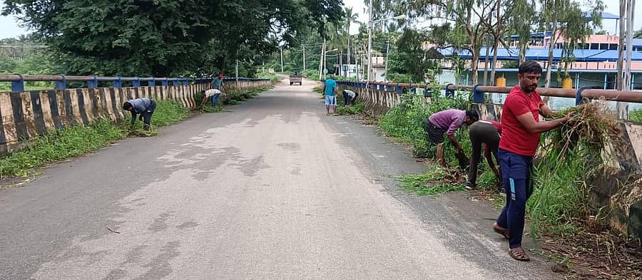 ಚಿಕ್ಕಜಾಜೂರಿನ ರೈಲ್ವೆ ಮೇಲ್ಸೇತುವೆಯನ್ನು ವಾಯುವಿಹಾರಿಗಳು ಭಾನುವಾರ ಸ್ವಚ್ಛಗೊಳಿಸಿದರು