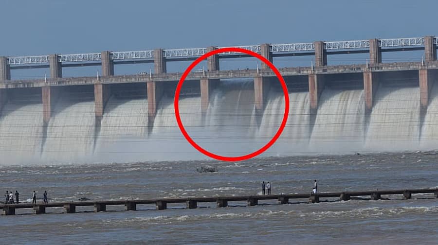 <div class="paragraphs"><p>ತುಂಗಭದ್ರಾ ಅಣೆಕಟ್ಟೆಯ 19ನೇ ಗೇಟ್ ಮುರಿದು ಭಾರಿ ಪ್ರಮಾಣದಲ್ಲಿ ನೀರು ಹರಿಯುತ್ತಿರುವುದು</p></div>