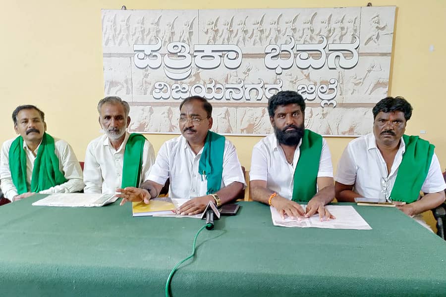 ಹೊಸಪೇಟೆಯಲ್ಲಿ ಸೋಮವಾರ ನಡೆದ ಸುದ್ದಿಗೋಷ್ಠಿಯಲ್ಲಿ ಕರ್ನಾಟಕ ರಾಜ್ಯ ರೈತ ಸಂಘ ಹಾಗೂ ಹಸಿರು ಸೇನೆಯ ರಾಜ್ಯ ಘಟಕದ ಅಧ್ಯಕ್ಷ ವಾಸದೇವ ಮೇಟಿ ಮಾತನಾಡಿದರು.