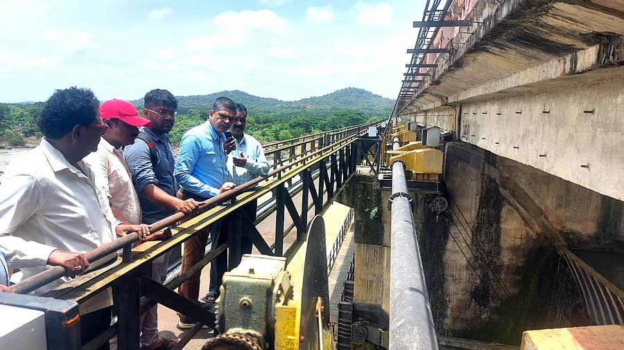 ಗಾಜನೂರಿನ ತುಂಗಾ ಜಲಾಶಯದಲ್ಲಿನ ಎಂಟನೇ ರೇಡಿಯಲ್ ಗೇಟ್ನ ವೈರ್ ರೋಪ್ನಲ್ಲಿನ ದೋಷವನ್ನು ಕರ್ನಾಟಕ ನೀರಾವರಿ ನಿಗಮದ ಕಾರ್ಯ ನಿರ್ವಾಹಕ ಎಂಜಿನಿಯರ್ ಕೃಷ್ಣಪ್ರಸಾದ್ (ಬಲದಿಂದ ಎರಡನೆಯವರು) ಪರಿಶೀಲನೆ ನಡೆಸಿದರು. ಎಇಇ ತಿಪ್ಪಾನಾಯ್ಕ ಇದ್ದಾರೆ