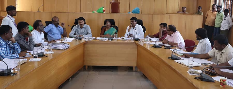 <div class="paragraphs"><p>ರಾಮನಗರದ ಜಿಲ್ಲಾಧಿಕಾರಿ ಕಚೇರಿ ಸಭಾಂಗಣದಲ್ಲಿ ಸೋಮವಾರ ನಡೆದ ಪ್ರಗತಿ ಪರಿಶೀಲನಾ ಸಭೆಯಲ್ಲಿ, ಕರ್ನಾಟಕ ಸಫಾಯಿ ಕರ್ಮಚಾರಿ ಆಯೋಗದ&nbsp; ಕಾರ್ಯದರ್ಶಿ ಚಂದ್ರಕಲಾ ಮಾತನಾಡಿದರು. </p></div>