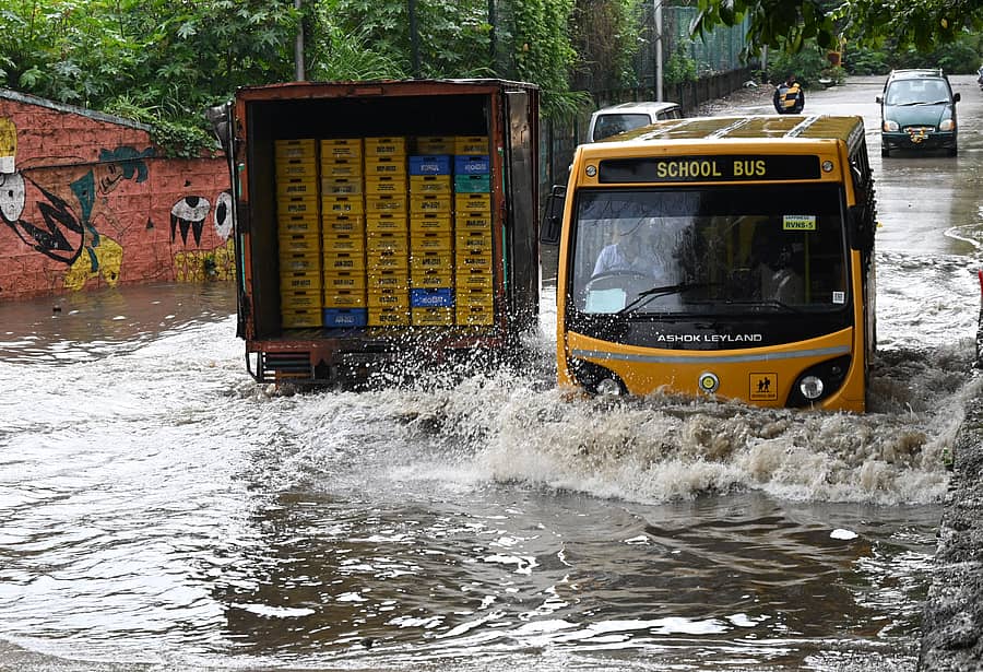 ಆರ್ಎಂವಿ 2ನೇ ಹಂತದ ರೈಲ್ವೆ ಕೆಳಸೇತುವೆಯಲ್ಲಿ ನಿಂತಿದ್ದ ಮಳೆ ನೀರಿನಲ್ಲೇ ಸಂಚರಿಸಿದ ಶಾಲಾ ವಾಹನ
ಪ್ರಜಾವಾಣಿ ಚಿತ್ರ/ ಬಿ.ಕೆ. ಜನಾರ್ದನ