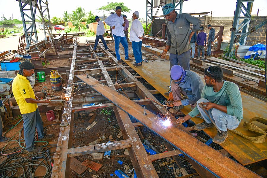 ಕೊಪ್ಪಳ ತಾಲ್ಲೂಕಿನ ಹೊಸಳ್ಳಿ ಗ್ರಾಮದ ಹಿಂದೂಸ್ತಾನ್‌ ಎಂಜಿನಿಯರಿಂಗ್‌ ಕಂಪನಿಯ ಶೆಡ್‌ನಲ್ಲಿ ಗೇಟ್‌ಗೆ ಅಳವಡಿಸಲು ಸೋಮವಾರ ಪ್ಲೇಟ್‌ಗಳ ತಯಾರಿಕೆಯಲ್ಲಿ ತೊಡಗಿದ್ದ ಕಾರ್ಮಿಕರು –ಪ್ರಜಾವಾಣಿ ಚಿತ್ರ/ಭರತ್‌ ಕಂದಕೂರ