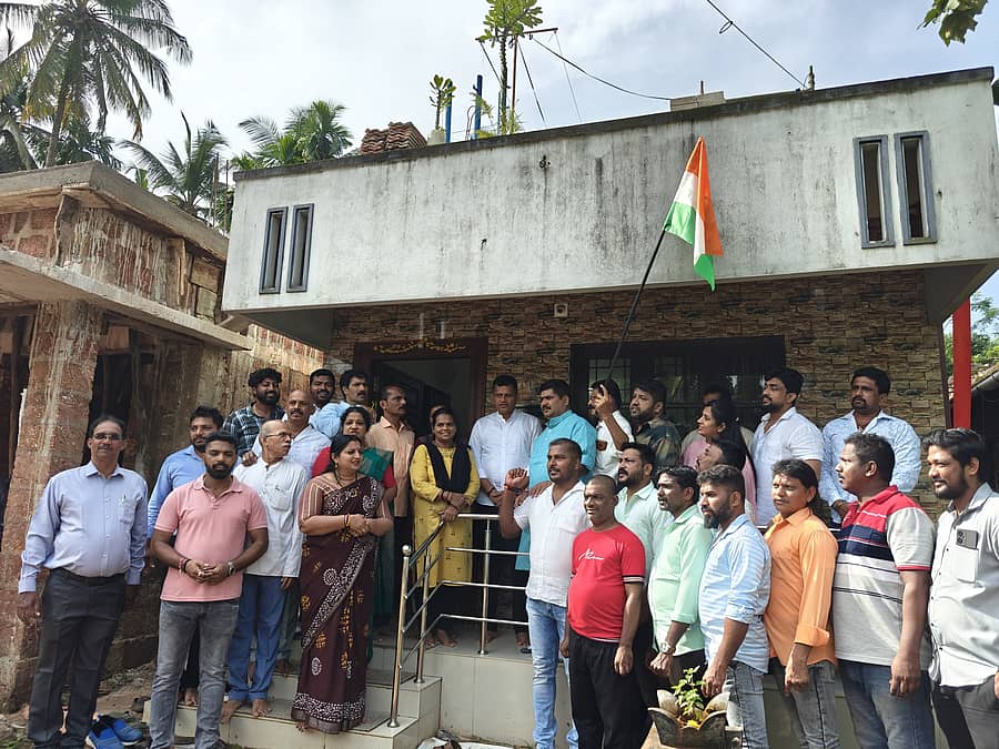 ಪಿಎಂ ಆವಾಸ್ ಯೋಜನೆಯ ಜಪ್ಪಿನಮೊಗರು ಫಲಾನುಭವಿ ಮನೆಯಲ್ಲಿ ಹರ್ ಘರ್ ತಿರಂಗಾ ಅಭಿಯಾನಕ್ಕೆ ಸಂಸದ ಬ್ರಿಜೇಶ್ ಚೌಟ ಚಾಲನೆ ನೀಡಿದರು