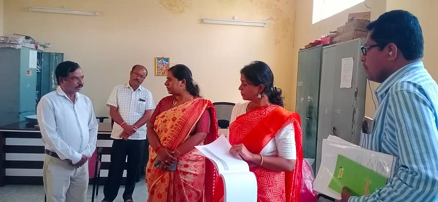 ಕುಣಿಗಲ್ ಪುರಸಭೆಯಲ್ಲಿ ತೆರಿಗೆ ವಸೂಲಾತಿ ಸೇರಿದಂತೆ ಸರ್ಕಾರಿ ಯೋಜನೆಗಳ ಅನುಷ್ಠಾನದಲ್ಲಿ ವಿಫರಾಗಿರುವ ಮುಖ್ಯಾಧಿಕಾರಿ ಶಿವಪ್ರಸಾದ್ ಅವರನ್ನು ಜಿಲ್ಲಾಧಿಕಾರಿ ಶುಭಾ ಕಲ್ಯಾಣ್ ತರಾಟೆಗೆ ತೆಗೆದುಕೊಂಡರು. ತಹಶೀಲ್ದಾರ್ ರಶ್ಮಿ ಹಾಜರಿದ್ದರು