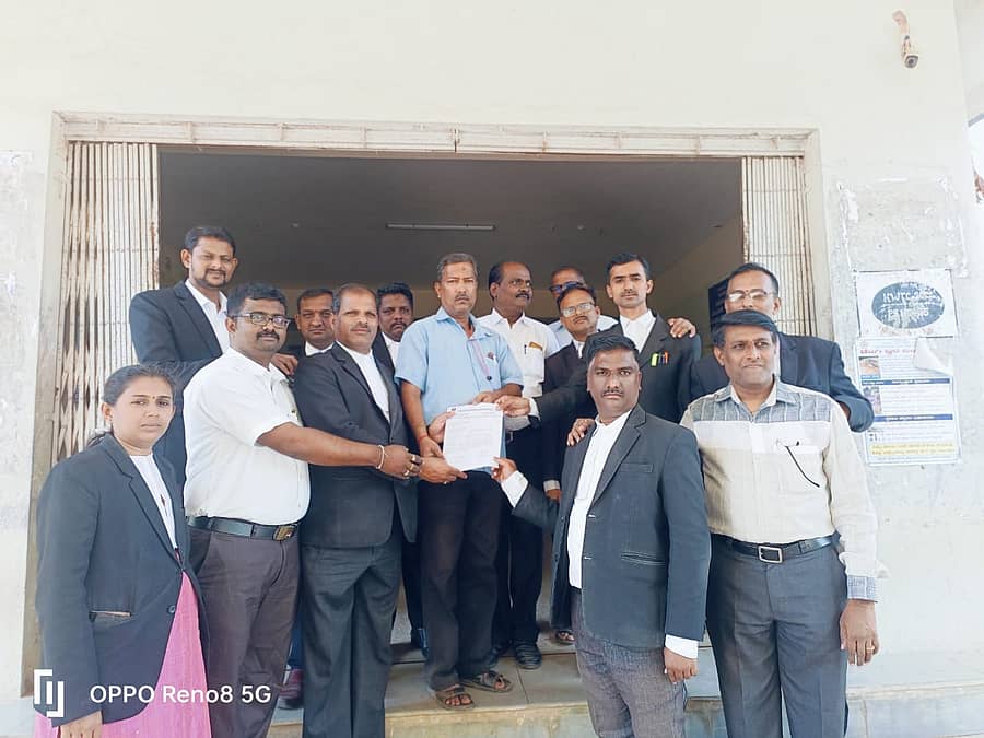 ವಿಜಯಪುರದ ವಕೀಲ ರವಿ ಮೇಲಿನಮನಿ ಅವರನ್ನು ಕೊಲೆ ಮಾಡಿದ ದುಷ್ಕರ್ಮಿಗಳಿಗೆ ಕಠಿಣ ಶಿಕ್ಷೆ ವಿಧಿಸಬೇಕು ಎಂದು ಆಗ್ರಹಿಸಿ ನವಲಗುಂದ ತಾಲ್ಲೂಕು ವಕೀಲರ ಸಂಘದ ಸದಸ್ಯರು ಪ್ರತಿಭಟನೆ ನಡೆಸಿ ತಹಶೀಲ್ದಾರ್ ಕಚೇರಿಗೆ ಮನವಿ ಸಲ್ಲಿಸಿದರು