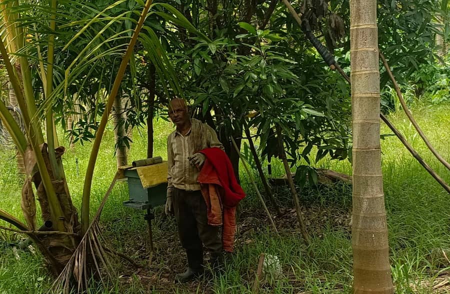 ತಮ್ಮ ಜಮೀನಿನಲ್ಲಿ ರೈತ ಮಂಜುನಾಥ್.ಎಂ