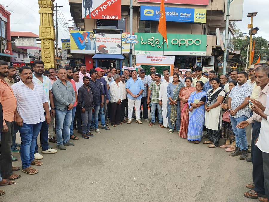 ಕುಶಾಲನಗರದಲ್ಲಿ ಮಂಗಳಯ ಕಾಂಗ್ರೆಸ್ ಪಕ್ಷದ ವತಿಯಿಂದ ಬಾಂಗ್ಲಾದೇಶ ನಡೆಯುತ್ತಿರುವ ಹಿಂದೂಗಳ ಮೇಲಿಬ ದೌರ್ಜನ್ಯ ಖಂಡಿಸಿ ಪ್ರತಿಭಟನೆ ನಡೆಸಲಾಯಿತು.