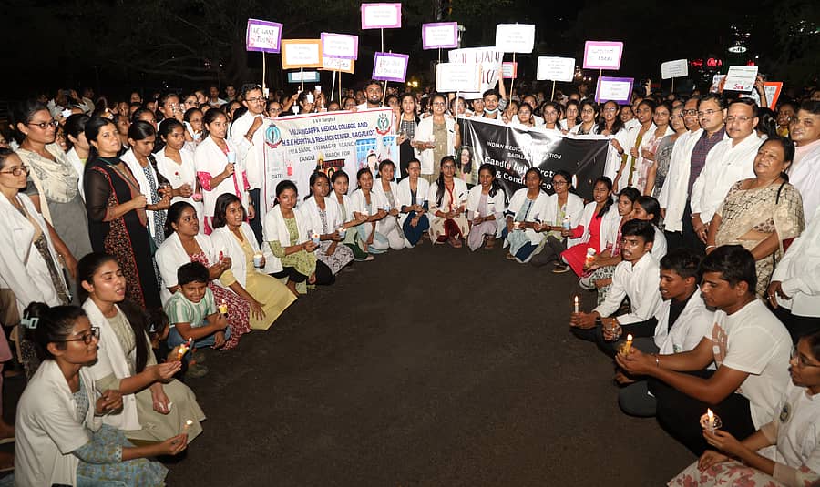 ವೈದ್ಯಕೀಯ ವಿದ್ಯಾರ್ಥಿನಿ ಕೊಲೆ ಆರೋಪಿಗಳಿಗೆ ಶಿಕ್ಷೆ ವಿಧಿಸಬೇಕು ಎಂದು ಆಗ್ರಹಿಸಿ ಮಂಗಳವಾರ ಐಎಂಎ ಸದಸ್ಯರು ಬಾಗಲಕೋಟೆಯಲ್ಲಿ ಮಂಗಳವಾರ ಮೋಂಬತ್ತಿ ಹಿಡಿದು ಪ್ರತಿಭಟನೆ ಮಾಡಿದರು