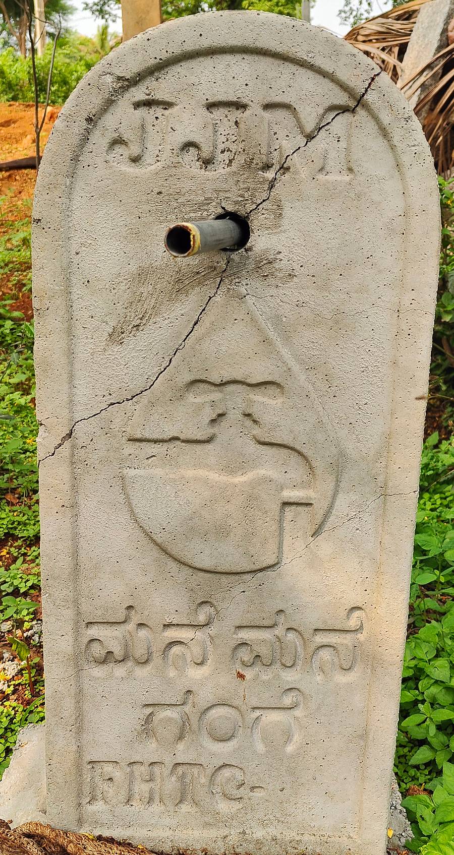 ಚಿಕ್ಕಪಾಳ್ಯದಲ್ಲಿ ಕೊಳಾಯಿ ಅಳವಡಿಸಿರುವ ಸಿಮೆಂಟ್ ದಿಂಡು ಒಂದೇ ವಾರದಲ್ಲಿ ಬಿರುಕು ಬಿಟ್ಟಿದೆ