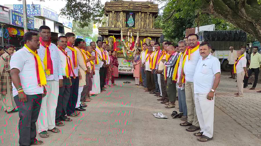 ಕರ್ನಾಟಕ ಸಂಭ್ರಮ 50ರ ಅಂಗವಾಗಿ ಆಗಮಿಸಿದ್ದ ಕನ್ನಡ ಜ್ಯೋತಿ ರಥವನ್ನು ಕುದೂರು ಪಟ್ಟಣದಲ್ಲಿ ಮಂಗಳವಾರ ಅದ್ದೂರಿಯಾಗಿ ಬರಮಾಡಿಕೊಳ್ಳಲಾಯಿತು.