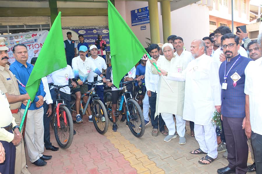 ಗದಗ ನಗರದ ಕೆ.ಎಚ್. ಪಾಟೀಲ ಜಿಲ್ಲಾ ಕ್ರೀಡಾಂಗಣದಲ್ಲಿ ವಿಶ್ವ ಅಂಗಾಂಗ ದಾನ ದಿನಾಚರಣೆ ಅಂಗವಾಗಿ ಕಾಲ್ನಡಿಗೆ ಹಾಗೂ ಸೈಕಲ್ ಜಾಥಾಕ್ಕೆ ಸಚಿವ ಎಚ್‌.ಕೆ.ಪಾಟೀಲ ಹಸಿರು ನಿಶಾನೆ ತೋರಿದರು