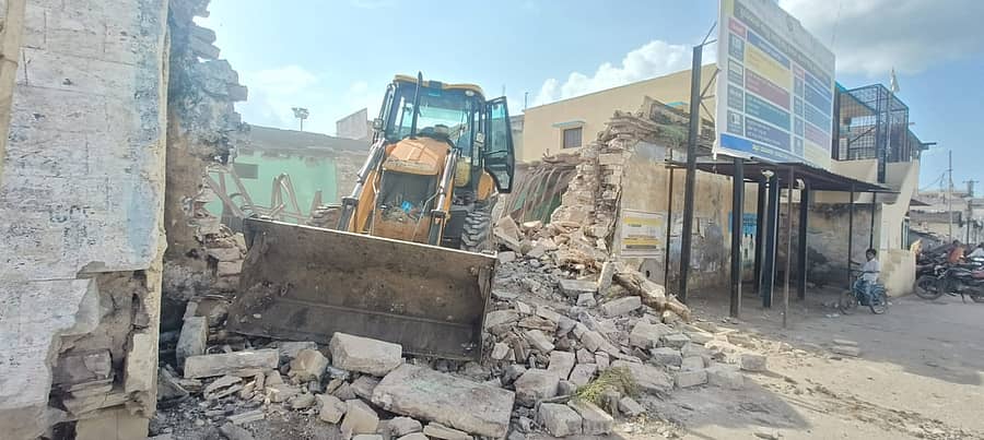 ವಾಡಿ ಪಟ್ಟಣದಲ್ಲಿ ನಿಜಾಮರ ಕಾಲದ ಶಾಲಾ ಕೋಣೆಯನ್ನು ಜೆಸಿಬಿ ಮೂಲಕ ಕೆಡುವುತ್ತಿರುವುದು