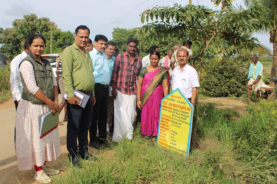 ಹಿರೇಕೆರೂರು ತಾಲ್ಲೂಕಿನ ಯತ್ತಿನಹಳ್ಳಿ ಎಂ.ಕೆ.ಗ್ರಾಮದಲ್ಲಿ ನರೇಗಾ ಯೋಜನೆಯಡಿ ಕೈಗೊಂಡ ನೆಡುತೋಪು ಕಾಮಗಾರಿಯನ್ನು ಕೇಂದ್ರ ತಂಡದ ಅಧಿಕಾರಿಗಳು ಪರಿಶೀಲಿಸಿದರು