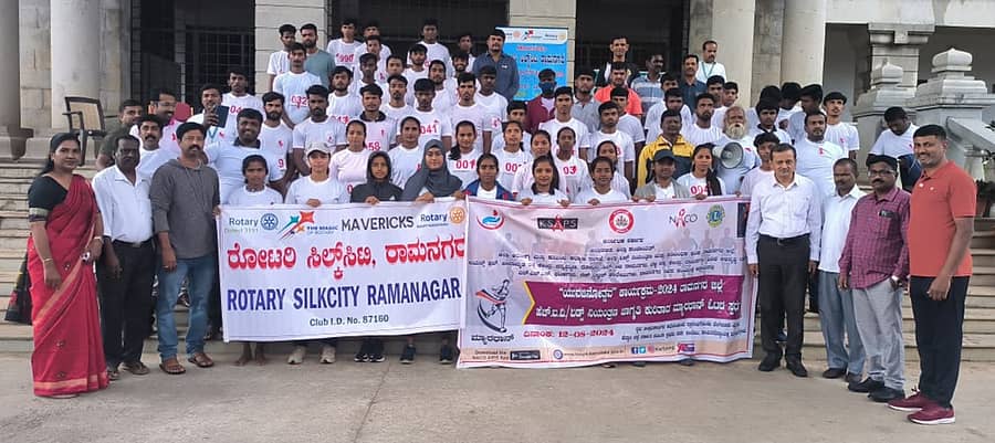 ಯುವ ಜನೋತ್ಸವ–2024 ಪ್ರಯುಕ್ತ ರೋಟರಿ ಸಿಲ್ಕ್ ಸಿಟಿ ತಂಡವು ಜಿಲ್ಲಾ ಆರೋಗ್ಯ ಮತ್ತು ಕುಟುಂಬ ಕಲ್ಯಾಣ ಇಲಾಖೆ, ಜಿಲ್ಲಾ ಏಡ್ಸ್ ನಿಯಂತ್ರಣ ಮತ್ತು ಪ್ರತಿಬಂಧಕ ಘಟಕ, ಬೆಳ್ಳಿ ರಕ್ತ ನಿಧಿ, ಲಯನ್ಸ್ ಕ್ಲಬ್ ಹಾಗೂ ಚನ್ನಪಟ್ಟಣದ ಜೀವಾಮೃತ ರಕ್ತ ಕೇಂದ್ರದ ಸಹಯೋಗದಲ್ಲಿ, ಏಡ್ಸ್ ಮತ್ತು ಎಚ್ಐವಿ ನಿಯಂತ್ರಣ ಜಾಗೃತಿಗಾಗಿ ಜರುಗಿದ ಮ್ಯಾರಥಾನ್ ಭಾಗವಹಿಸಿದ್ದ ಮಂದಿ