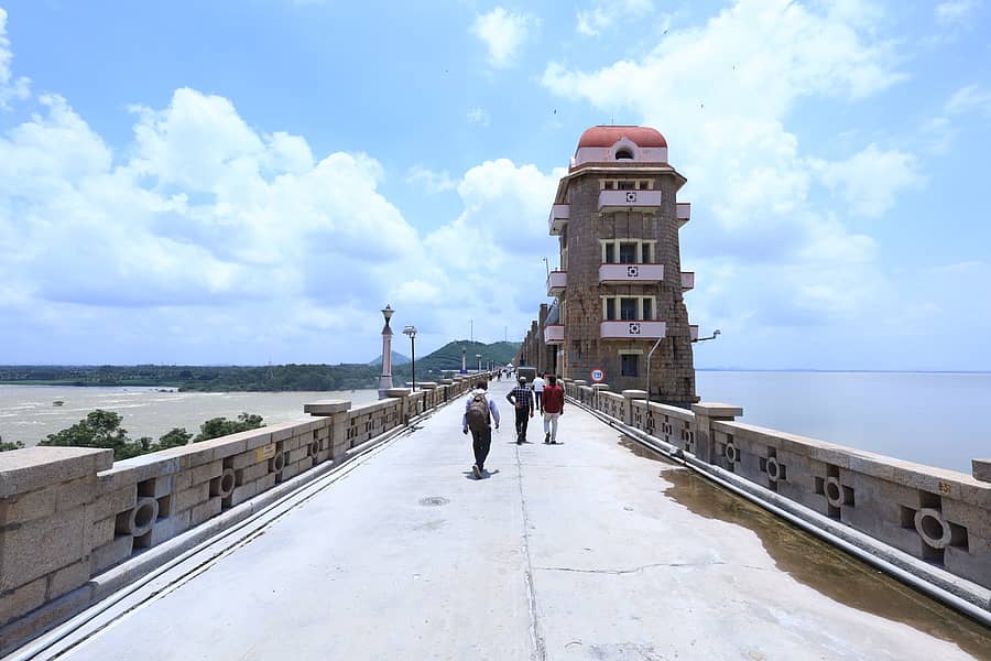 <div class="paragraphs"><p>ಹೊಸಪೇಟೆ ಸಮೀಪದ ತುಂಗಭದ್ರಾ ಜಲಾಶಯದ ಸೊರಗಿದ ಜಲರಾಶಿ ಹಾಗೂ ಧುಮ್ಮಿಕ್ಕಿ ಹರಿಯುವ ನದಿ ಒಂದೇ ಫ್ರೇಮಿನಲ್ಲಿ ಮಂಗಳವಾರ ಈ ರೀತಿ ಕಾಣಿಸಿತು </p></div>