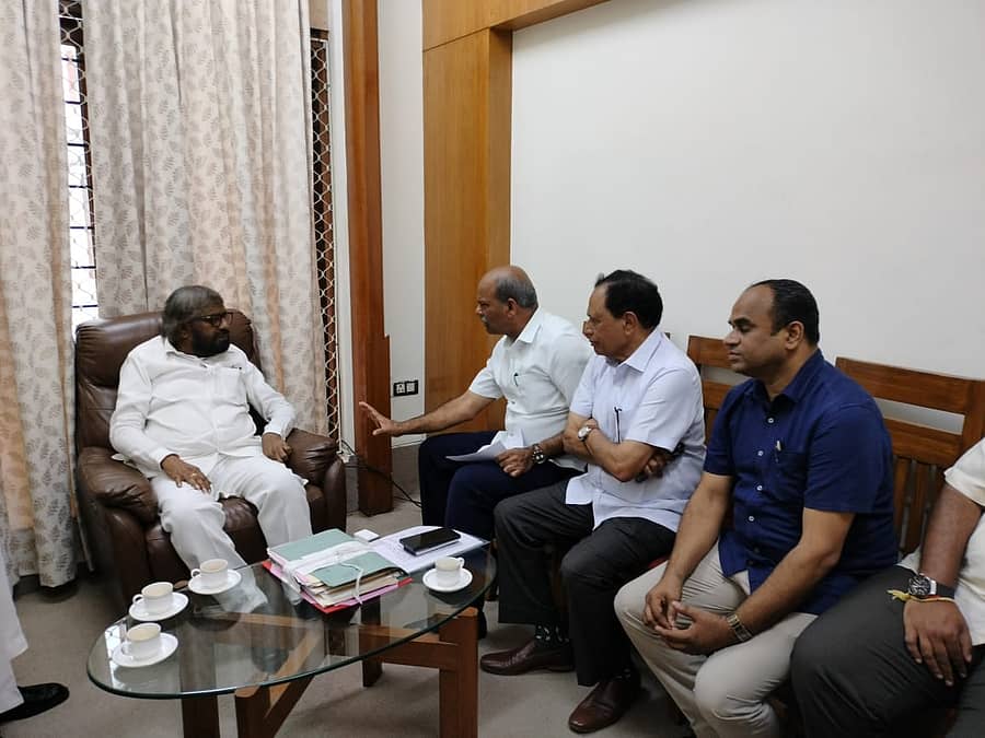 ಶೃಂಗೇರಿ ಕ್ಷೇತ್ರದ ಶಾಸಕ ಟಿ.ಡಿ. ರಾಜೇಗೌಡ ನೇತೃತ್ವದ ನಿಯೋಗವು ಅರಣ್ಯ ಸಚಿವ ಈಶ್ವರ ಖಂಡ್ರೆ ಅವರನ್ನು ಭೇಟಿ ಮಾಡಿ ಚರ್ಚೆ ನಡೆಸಿತು. ಮಾಜಿ ಸಚಿವ ಕಿಮ್ಮನೆ ರತ್ನಾಕರ್‌ ಹಾಗೂ ಮಲೆನಾಡು ಜನಪರ ಒಕ್ಕೂಟದ  ಅನಿಲ್ ಹೊಸಕೊಪ್ಪ ಜತೆಗಿದ್ದರು.