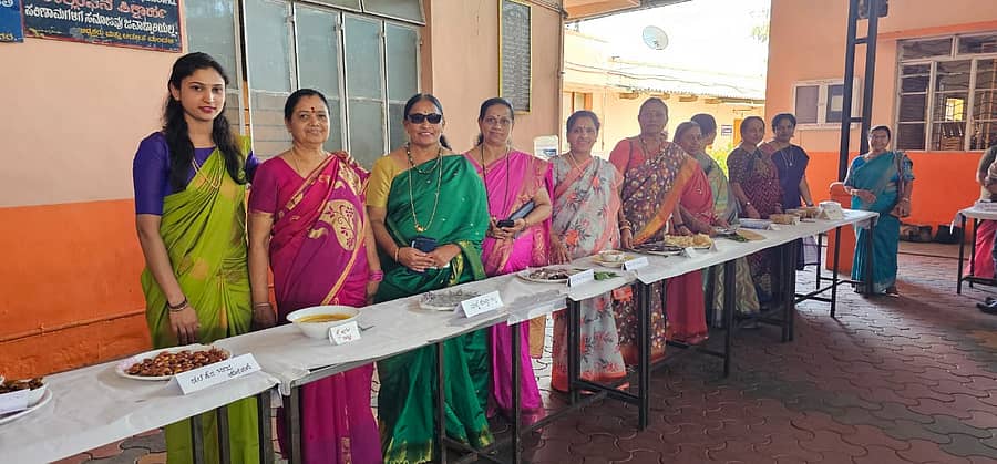 ಕುಶಾಲನಗರ ಗೌಡ ಸಮಾಜದಲ್ಲಿ ಏರ್ಪಡಿಸಿದ್ದ ಆಟಿ ಸಂಭ್ರಮ ಕಾರ್ಯಕ್ರಮದಲ್ಲಿ ಮಹಿಳೆಯರು ಆಟಿ ಸೋಪ್ಪಿನಿಂದ ಸಿದ್ಧಪಡಿಸಿದ ವಿವಿಧ ಉತ್ಪನ್ನಗಳನ್ನು ಪ್ರದರ್ಶಿಸಿದರು.