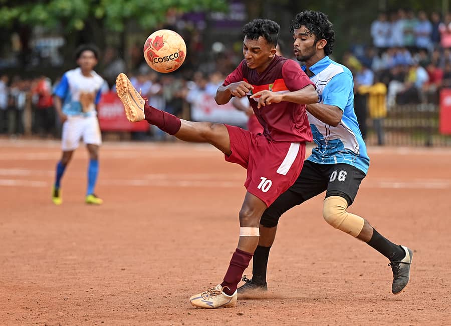 ಸೆಮಿಫೈನಲ್ನಲ್ಲಿ ಯೆನೆಪೋಯ ಕಾಲೇಜು ‘ಎ’ ತಂಡದ (ಎಡ) ಆಟಗಾರನ ಮುನ್ನಡೆ ತಡೆಯಲು ಪಿಎ ಕಾಲೇಜು ‘ಎ’ ತಂಡದ ಆಟಗಾರ ಪ್ರಯತ್ನಿಸಿದ ಕ್ಷಣ –ಪ್ರಜಾವಾಣಿ ಚಿತ್ರ/ಫಕ್ರುದ್ದೀನ್ ಎಚ್